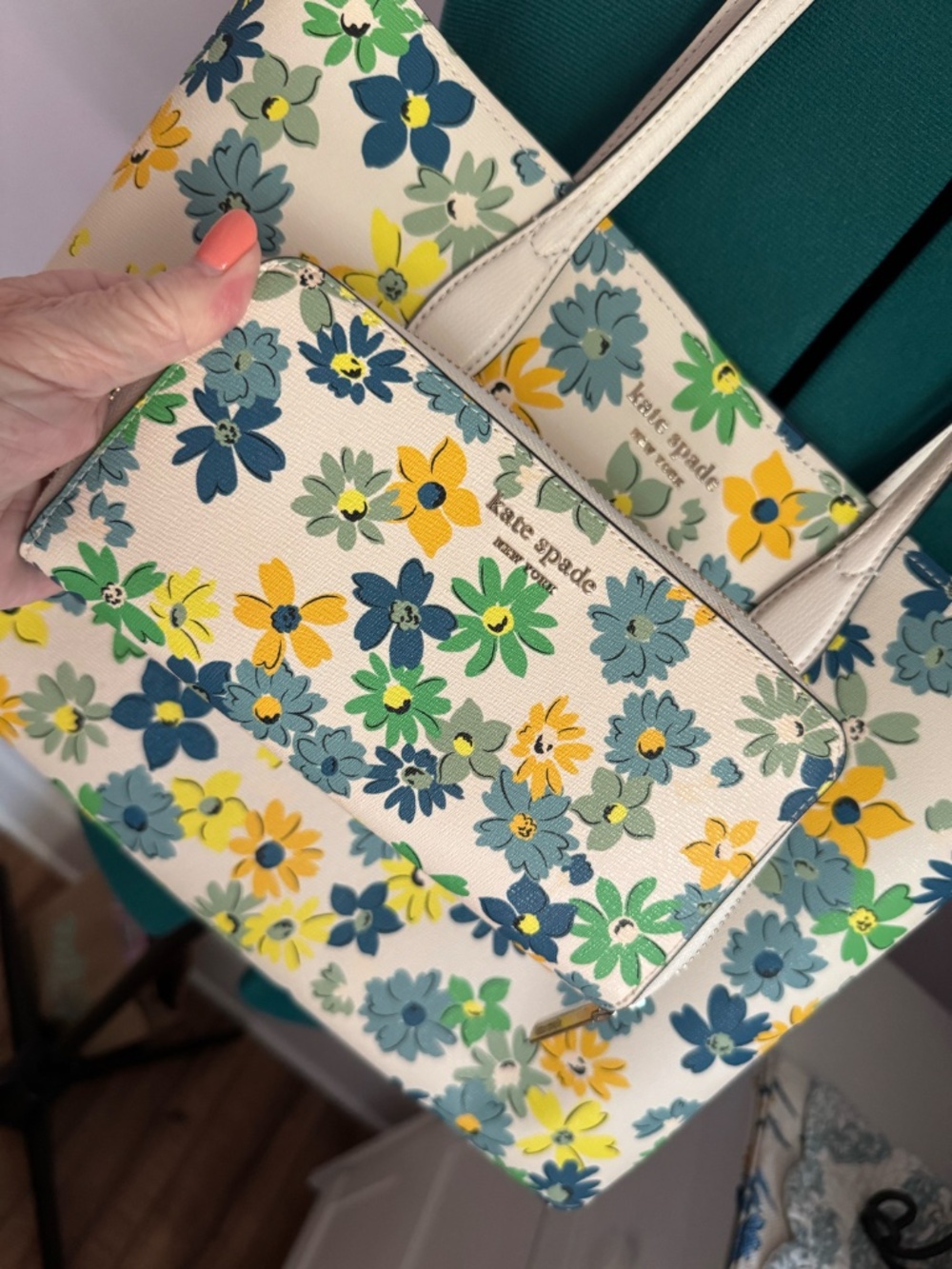 Kate Spade Daisy Blue, Yellow Green Daisies Purse makeup pouch & Matching Wallet - Picture 4 of 5